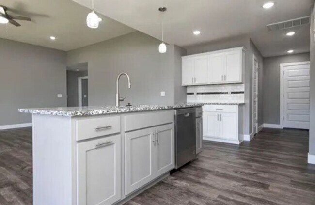 Foto del edificio - BRAND NEW 4 bedroom house in SW Springfield!