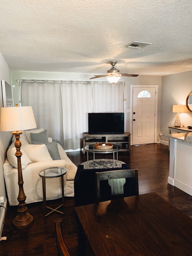 Foto del edificio - 5203 Lake Howell Rd