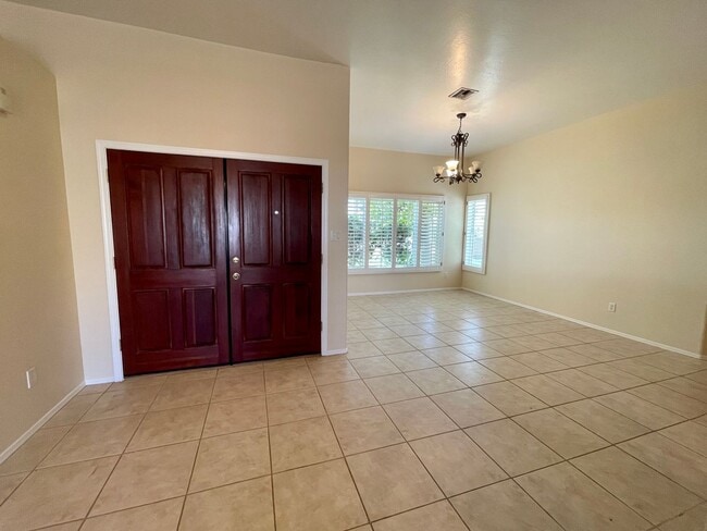 Building Photo - Mesa Del Sol Home