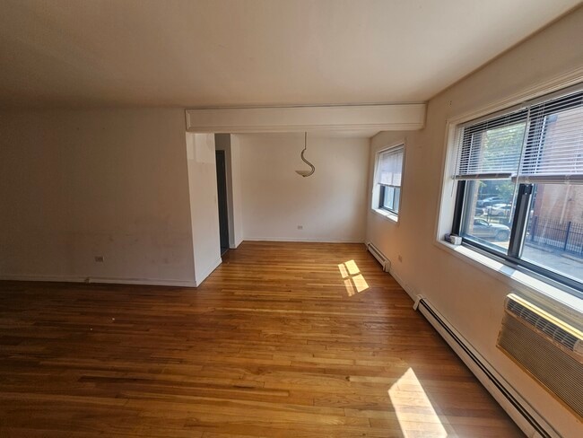 Building Photo - 1600 W Greenleaf Ave