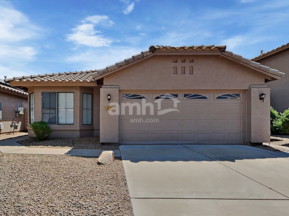 Foto principal - 3237 E Blackhawk Dr
