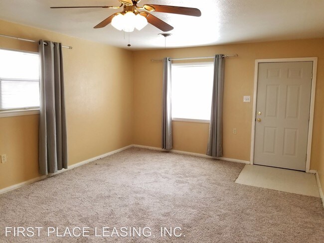Building Photo - 3 br, 1 bath House - 810 W. Plaza Dr.