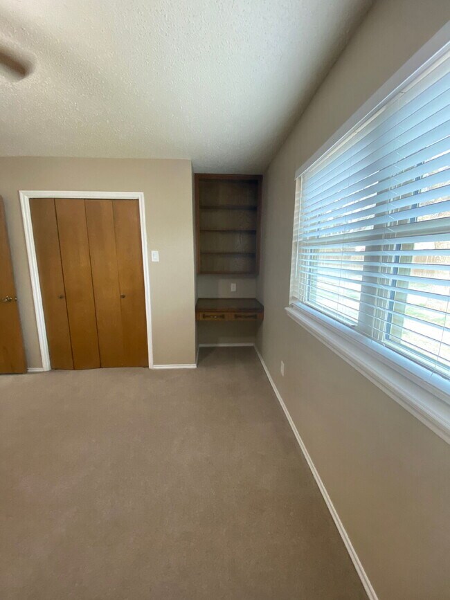 Building Photo - Charming 3-Bedroom Oasis with 2 Full Baths in Prime Lubbock Location - 1547 Sq Ft of Comfort!