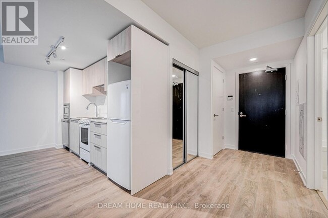 Building Photo - 501 Yonge St