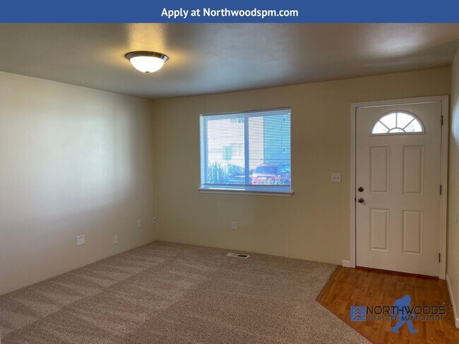 Building Photo - Nice 3 Bedroom 2 Bath Duplex in Central Point