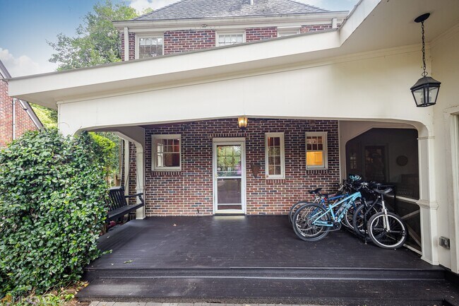 Building Photo - 1690 N Rock Springs Rd NE