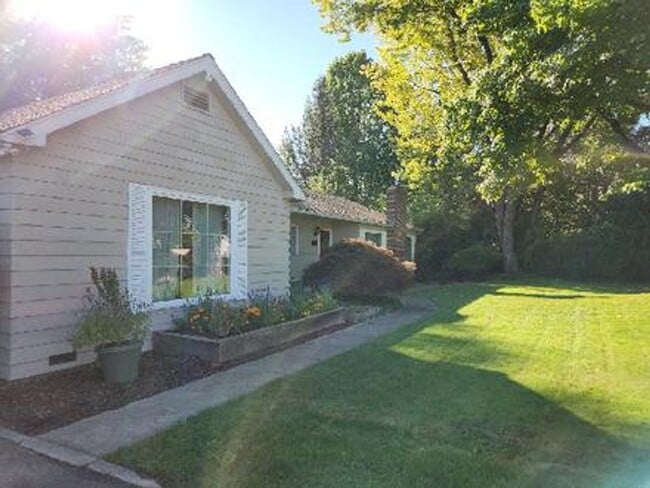 Foto del edificio - Spacious 3 Bedroom, 2 Bath Home on Private...