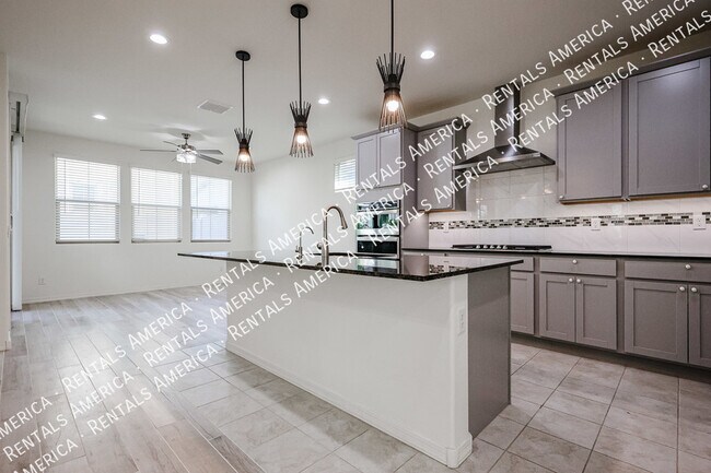 Building Photo - 1095 S Sunset Dr