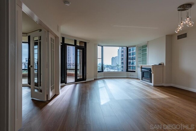 Foto del edificio - 500 W Harbor Dr