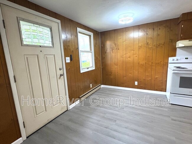 Building Photo - 122 Maple Ln