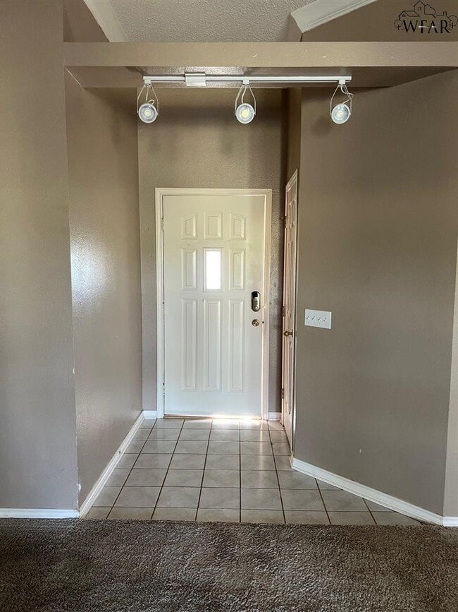 Building Photo - 822 Sugarbush Ln