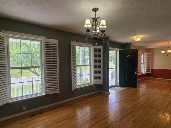 Building Photo - 4 BR, 3.5 BA Colonial