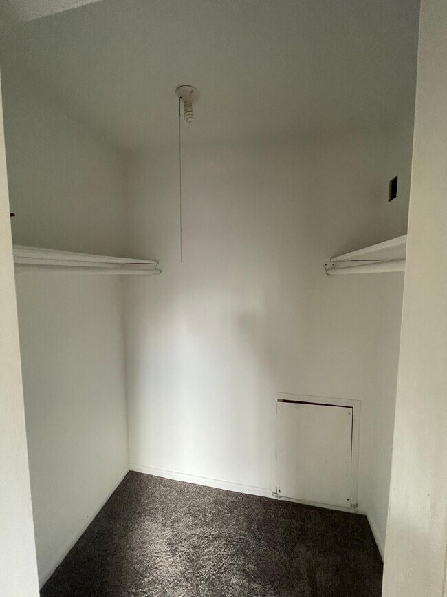 Master Bed Walk in Closet - 4360 Ivymount Ct