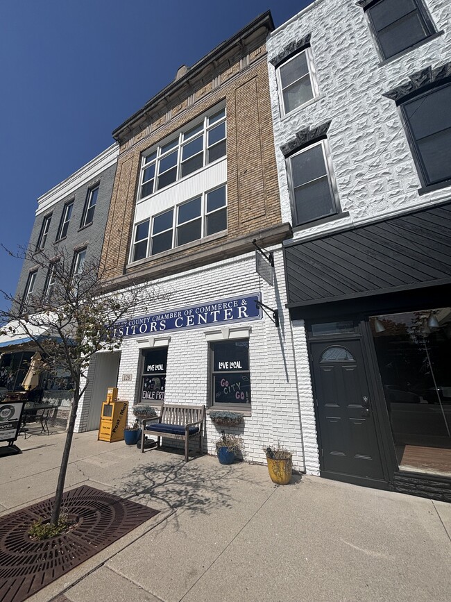 Building Photo - 128 W Van Buren St