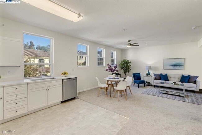 Building Photo - 1 br, 1 bath Condo - 516 Martha St Unit 212