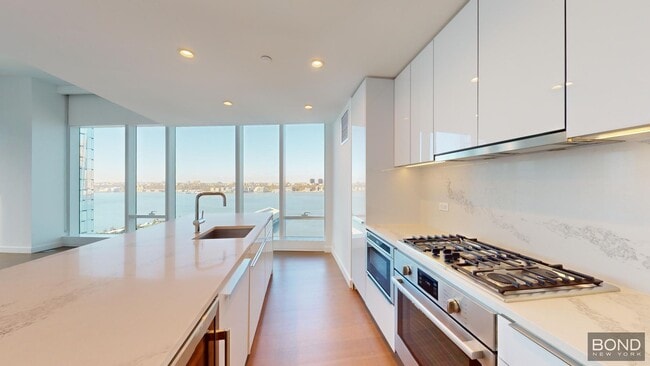 Building Photo - 400 W 61st St