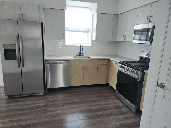 Modern Kitchen, SS appliances - 14 Gouverneur St