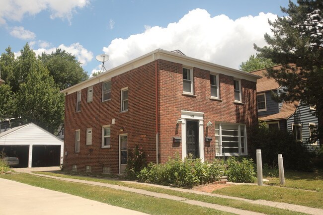 1950s "Salt Box" Architecture - 518 W Hudson Ave