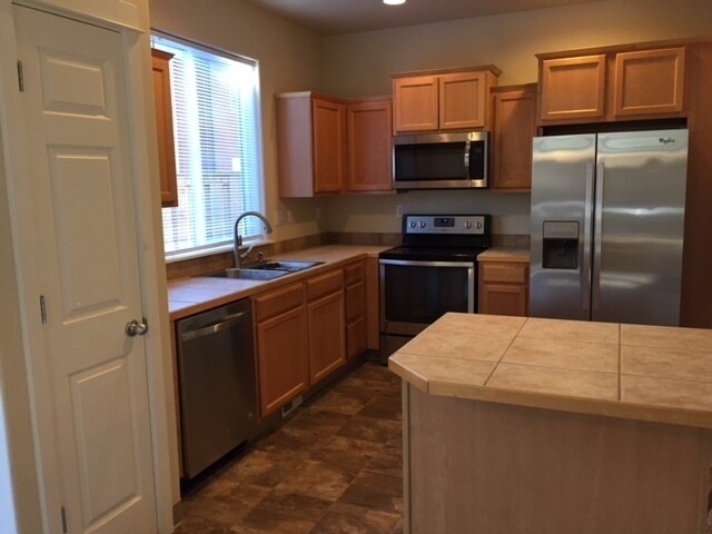 Building Photo - Wonderful Hillsboro Home!