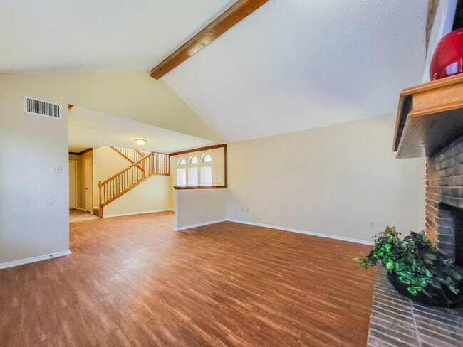 Building Photo - Arlington 2 bedroom Townhome with garage and yard! Must see! Schedule tour today!