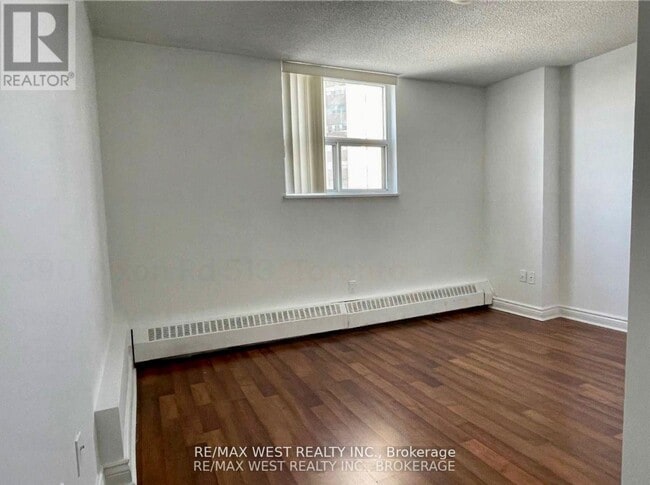 Photo du bâtiment - 390 Dixon Rd