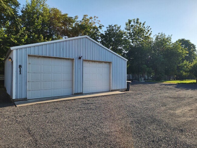 Foto del edificio - Lake house with Shop on 1/2 acre
