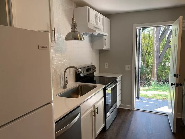 Building Photo - Renovated Downtown Apartment