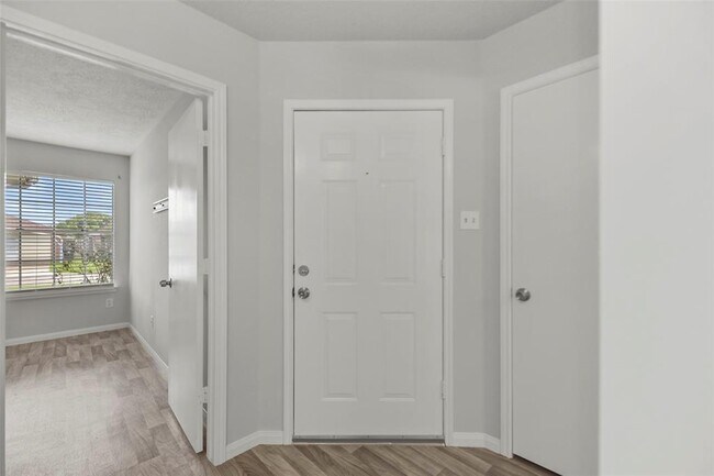 Foto del edificio - 12803 Rockford Dr