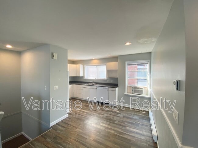 Building Photo - 1073 Lawson Ave