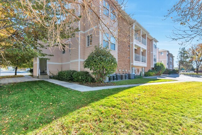 Building Photo - Great Location - Leafy Sandy Condo