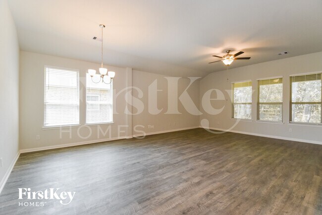 Foto del edificio - 233 Lakeway Circle