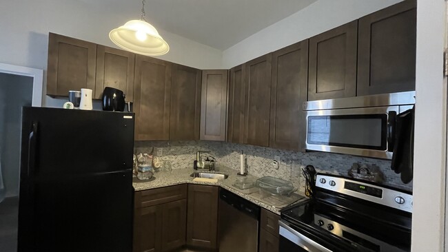 Beautiful Countertops/cabinets - 2128 N Woodstock St