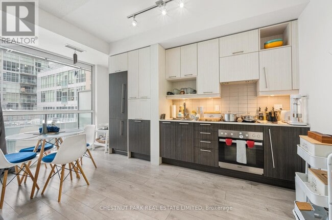 Photo du bâtiment - 199 Richmond St W