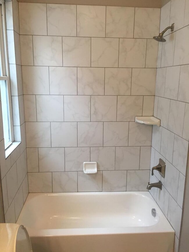 Foto del edificio - 4 Bed 1.5 Bath located in Norwood