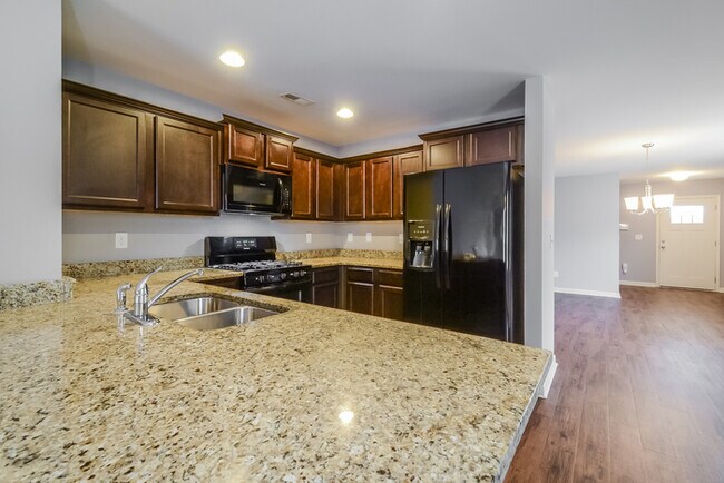 Building Photo - 6721 Woodford Dr