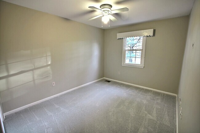 Building Photo - 10 Silver Kettle Ct