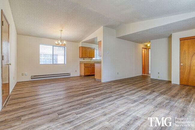 Foto del edificio - Great Duplex w/ 2 Bedrooms and 1 Bath with...