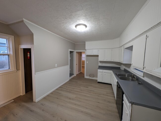 Building Photo - 301 6th Ave SW