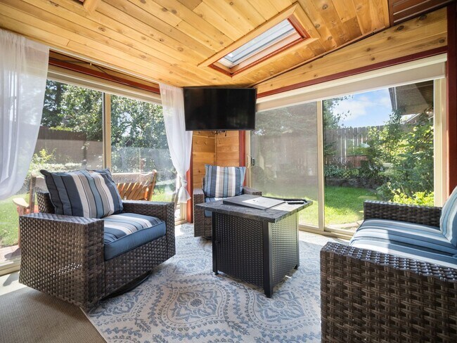 Building Photo - Fully Furnished 3 bedroom/3 bathroom North Spokane Home