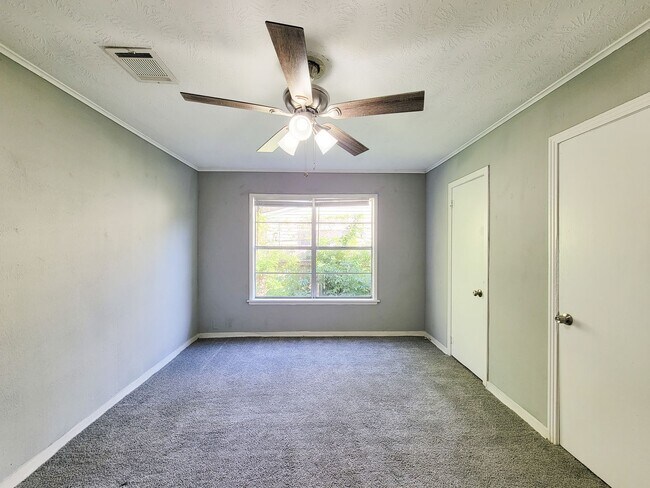 Foto del edificio - RECENTLY REMODELED HOME IN LA MARQUE