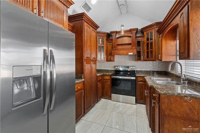 Building Photo - 13 Dana Dr