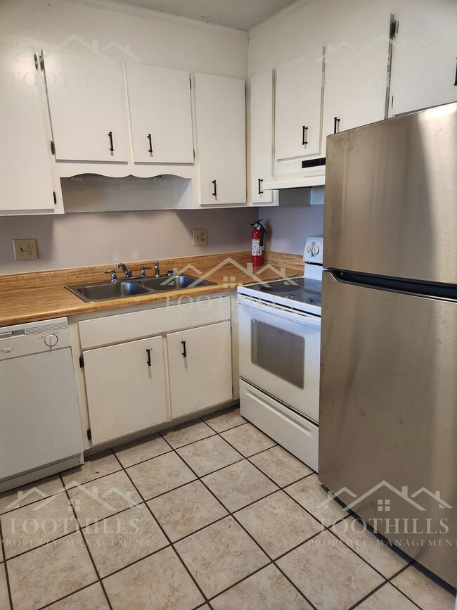 Foto del edificio - Charming 2-Bed, 2-Bath Condo at 18 A Hartw...