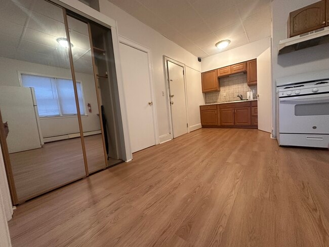 Building Photo - 32 E 47th St