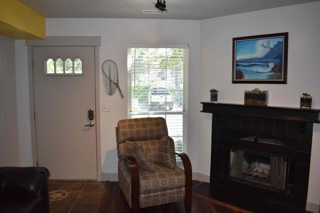 Sala de estar con chimenea - 1432 W Telegraph Hill Dr