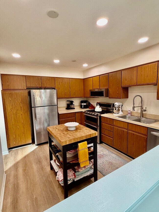 Foto del edificio - 1353 Ridgefield Cir