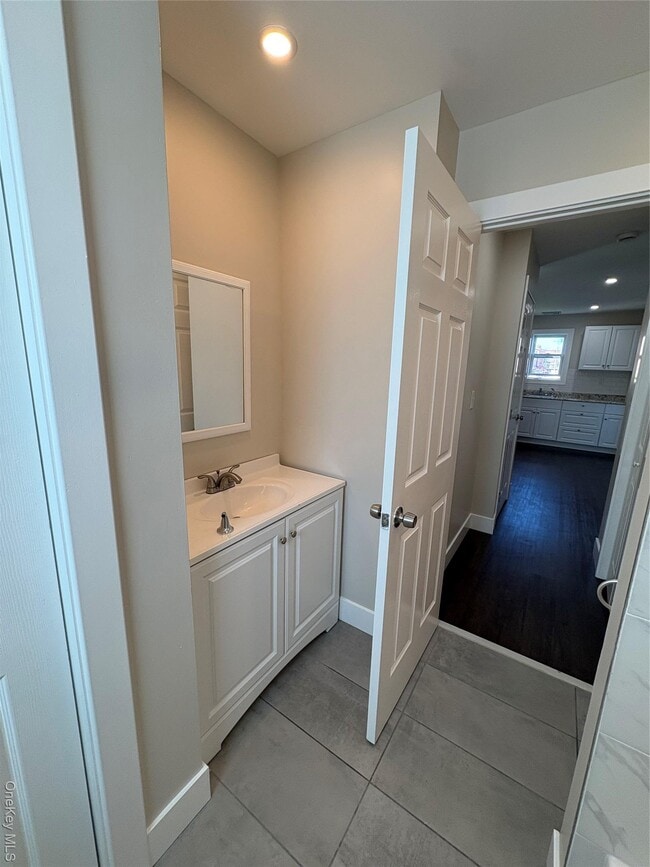 Building Photo - 579 Main St