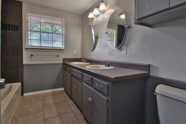 Foto del edificio - Large 3 bed/2 bath with BONUS ROOM in Yukon!