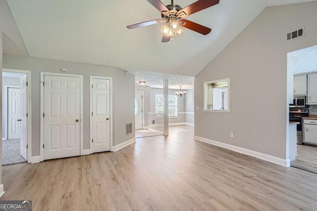 Building Photo - 1525 Snow Hill Dr