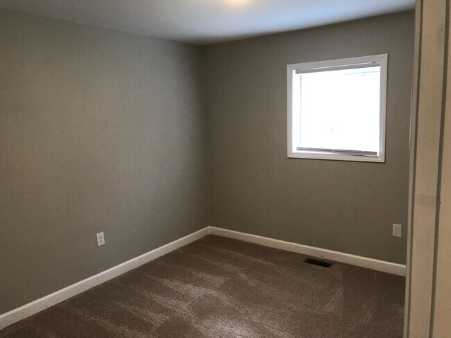 Building Photo - Room in 4 Bedroom Home at Evelyn St
