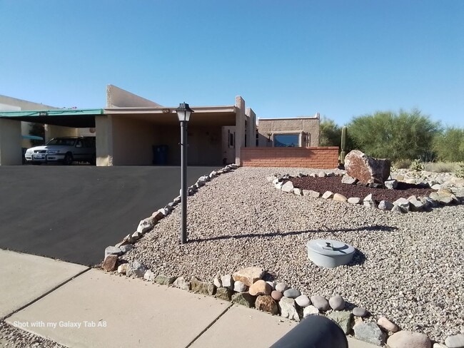 Building Photo - Unfurnished end unit townhome  55 and olde...